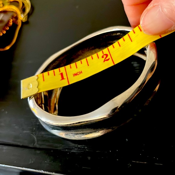 Vintage Silver wide hinged Beautiful bracelet. - Picture 8 of 12